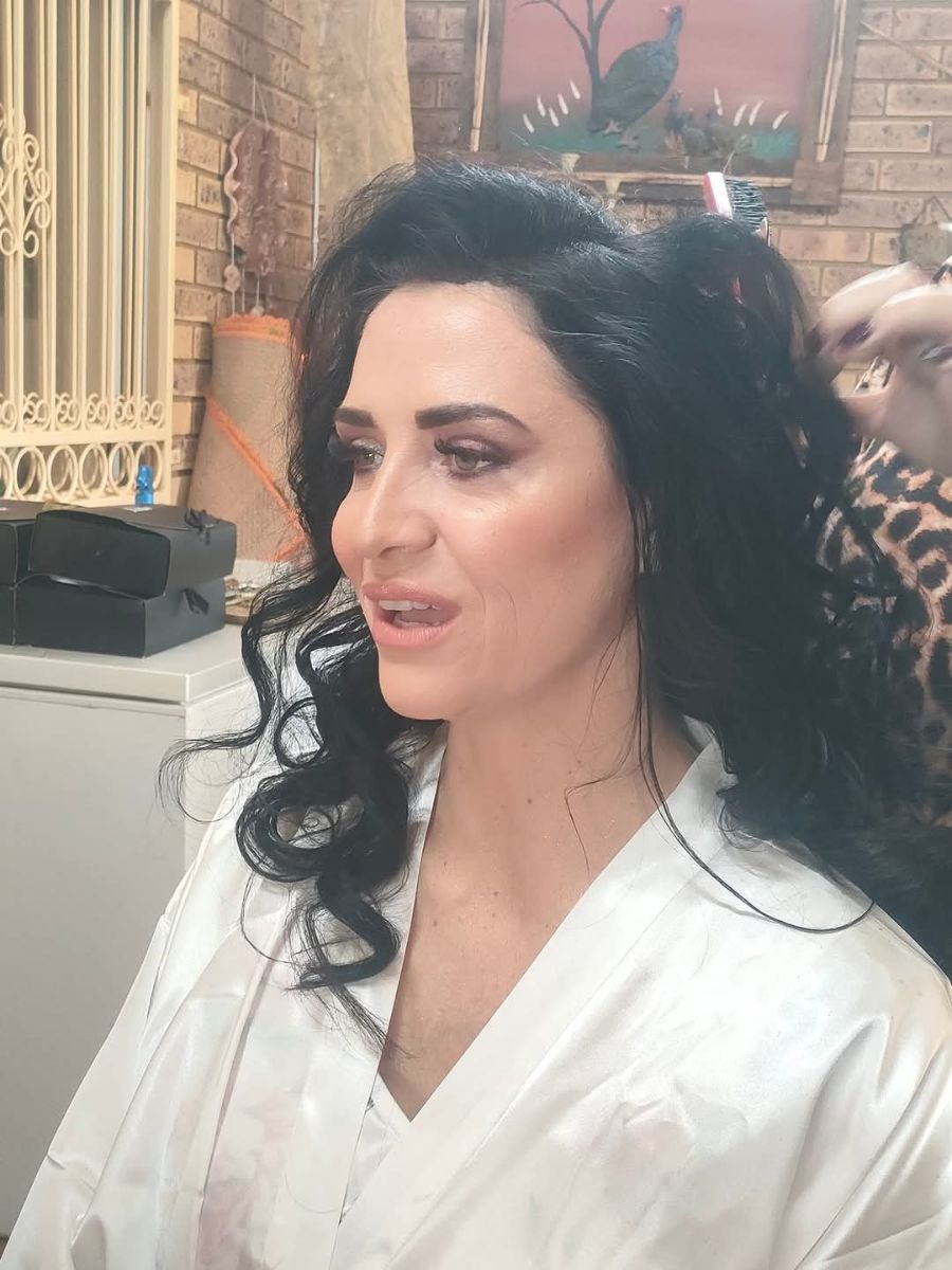 A woman with natural-looking, soft brown eyeshadow and a hint of mascara for an everyday look.